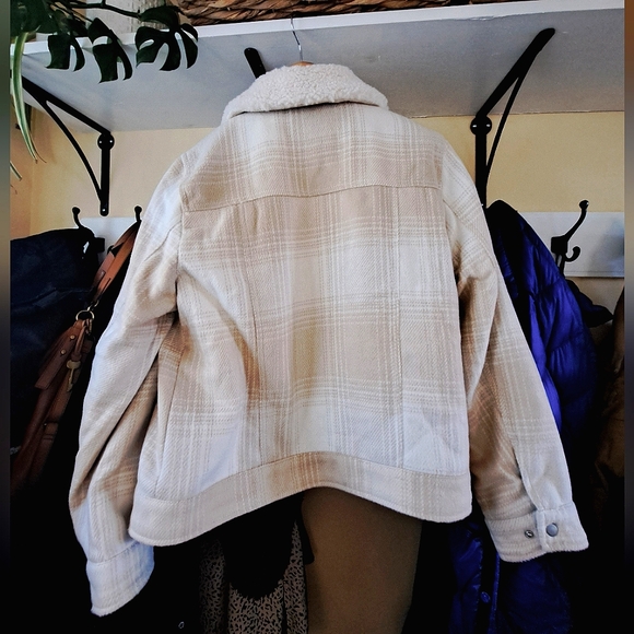 Levis Sherpa Trucker Jacket - Picture 4 of 7